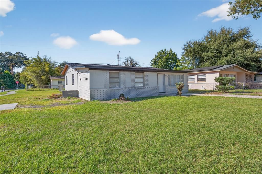 Active With Contract: $310,000 (3 beds, 2 baths, 1088 Square Feet)