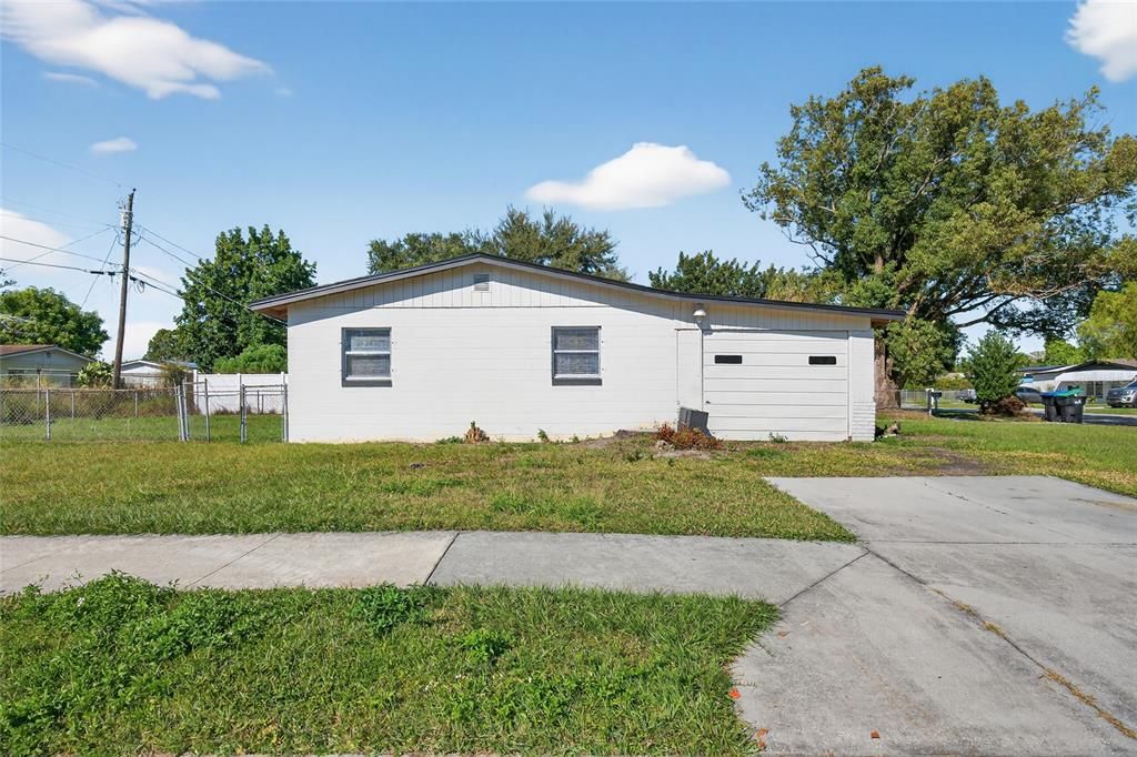 Active With Contract: $310,000 (3 beds, 2 baths, 1088 Square Feet)