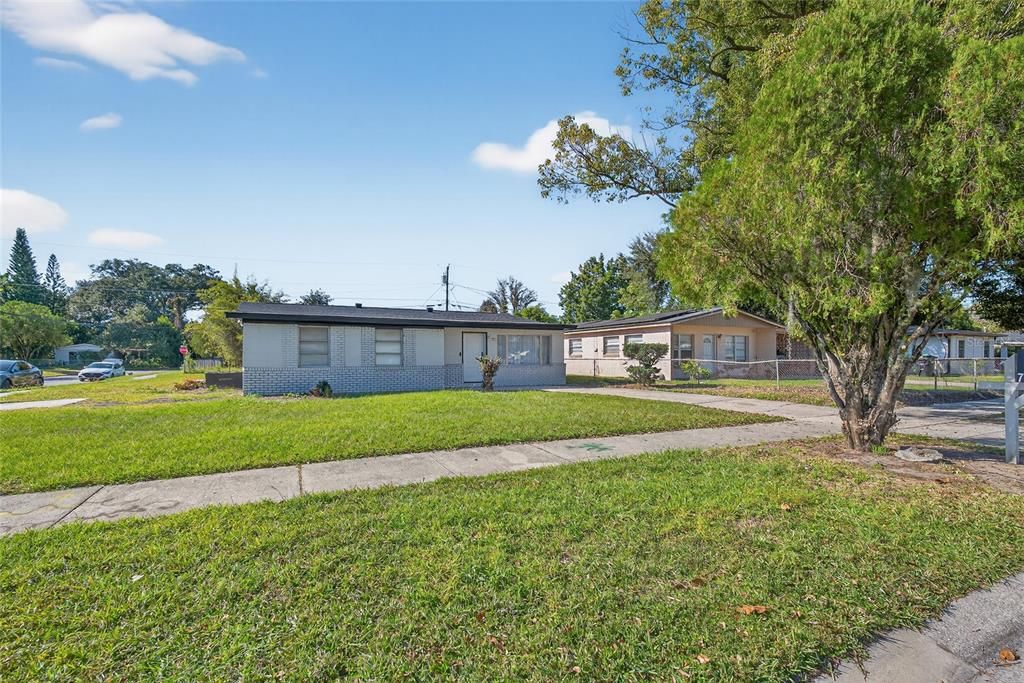 Active With Contract: $310,000 (3 beds, 2 baths, 1088 Square Feet)