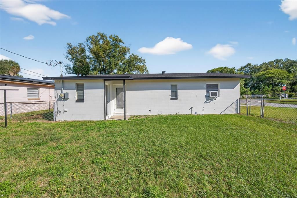 Active With Contract: $310,000 (3 beds, 2 baths, 1088 Square Feet)