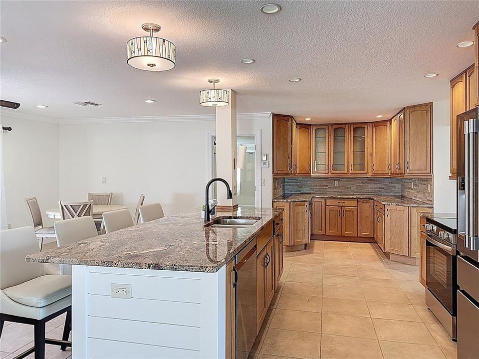 待售: $1,200,000 (3 贝兹, 3 浴室, 2039 平方英尺)