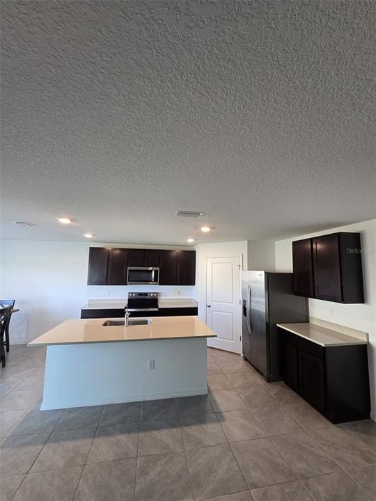 合同活跃: $2,350 (3 贝兹, 2 浴室, 1960 平方英尺)