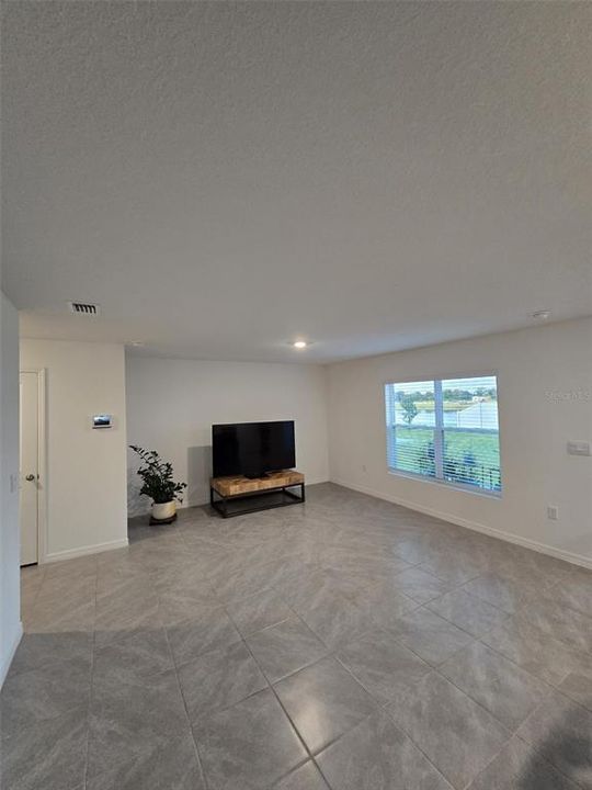 合同活跃: $2,350 (3 贝兹, 2 浴室, 1960 平方英尺)