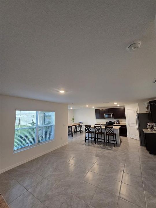 合同活跃: $2,350 (3 贝兹, 2 浴室, 1960 平方英尺)