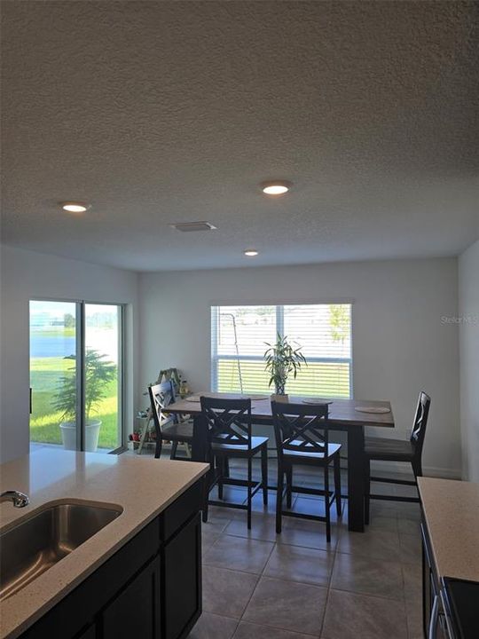 合同活跃: $2,350 (3 贝兹, 2 浴室, 1960 平方英尺)