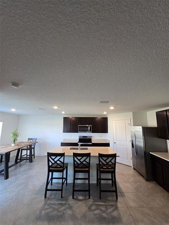 合同活跃: $2,350 (3 贝兹, 2 浴室, 1960 平方英尺)