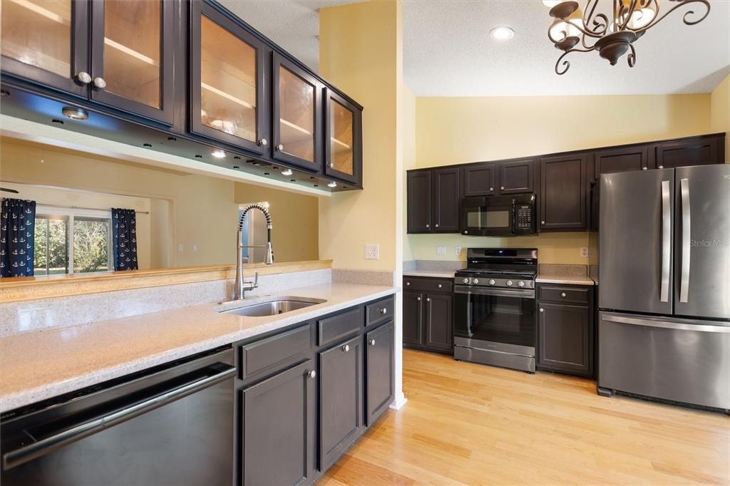 合同活跃: $349,900 (3 贝兹, 2 浴室, 1730 平方英尺)