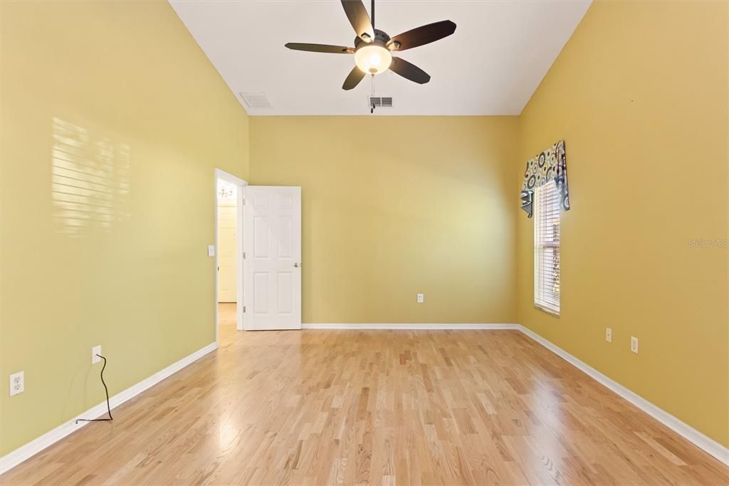 合同活跃: $349,900 (3 贝兹, 2 浴室, 1730 平方英尺)