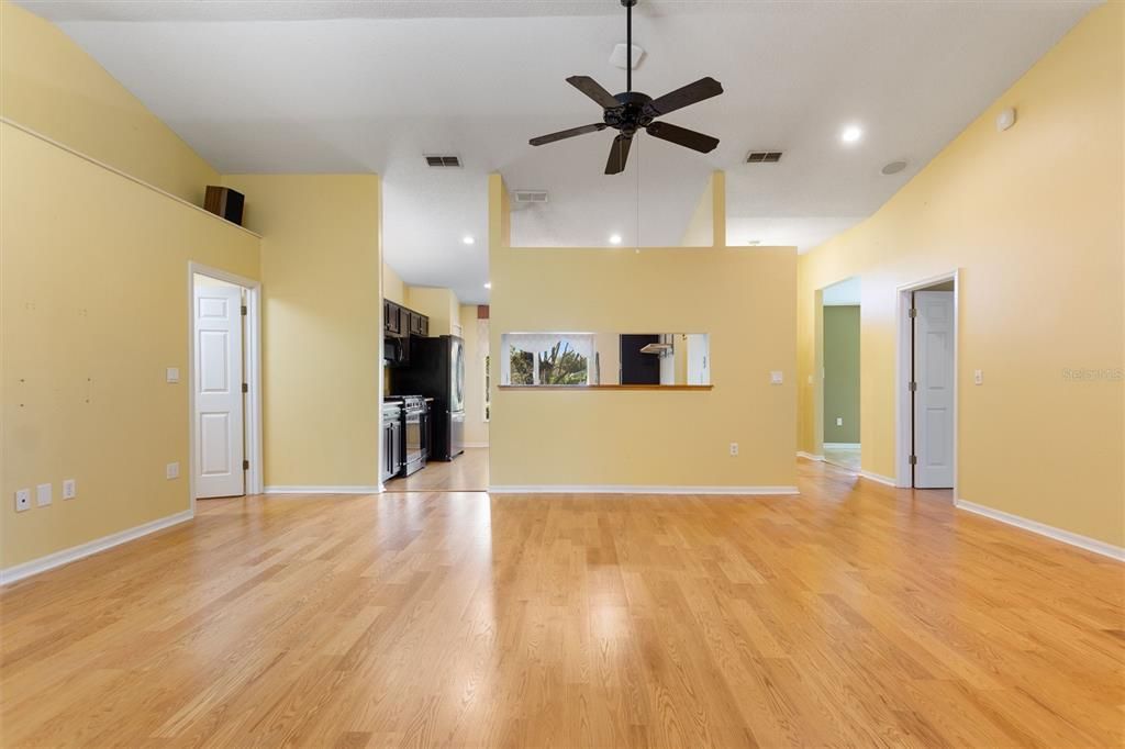 合同活跃: $349,900 (3 贝兹, 2 浴室, 1730 平方英尺)