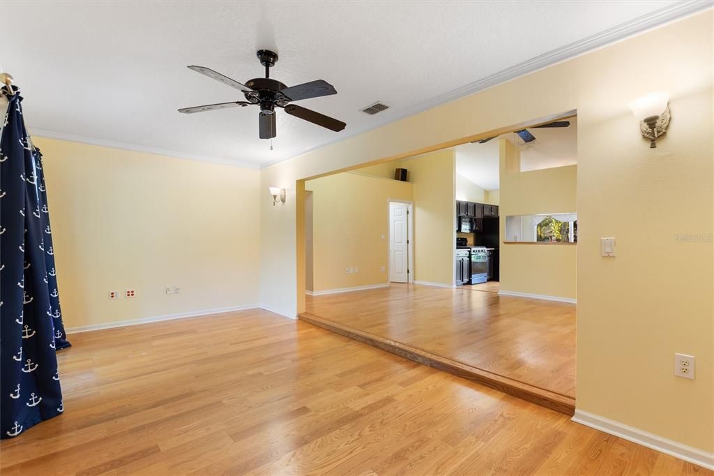 合同活跃: $349,900 (3 贝兹, 2 浴室, 1730 平方英尺)