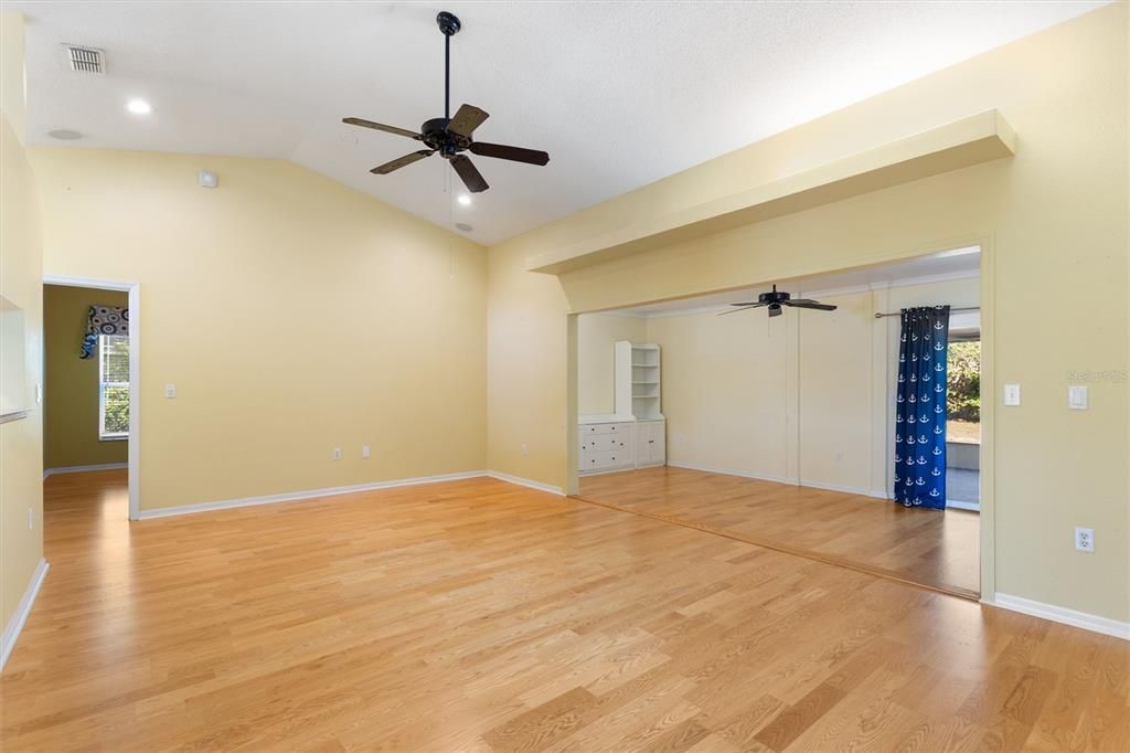 合同活跃: $349,900 (3 贝兹, 2 浴室, 1730 平方英尺)