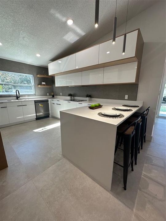 待售: $485,000 (4 贝兹, 2 浴室, 1636 平方英尺)