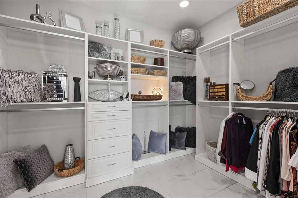 For Sale: $1,299,000 (5 beds, 5 baths, 3976 Square Feet)