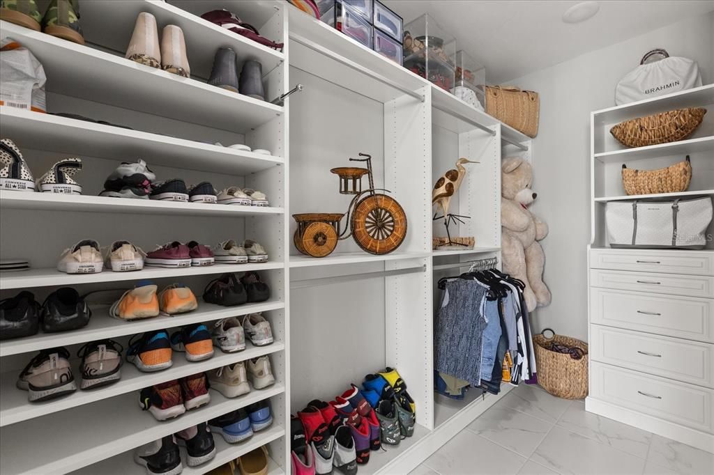 For Sale: $1,299,000 (5 beds, 5 baths, 3976 Square Feet)