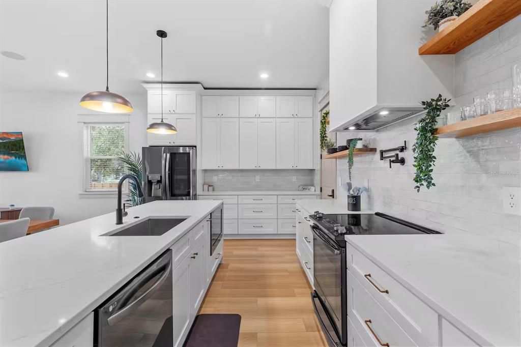 Active With Contract: $3,299 (3 beds, 2 baths, 1650 Square Feet)