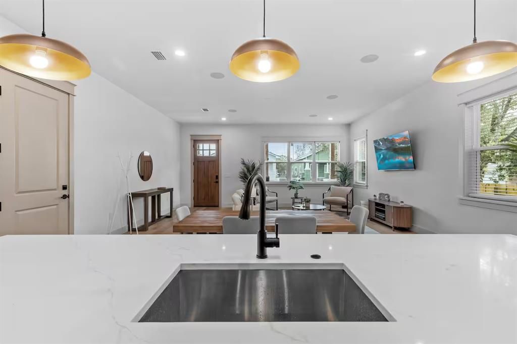 Active With Contract: $3,299 (3 beds, 2 baths, 1650 Square Feet)