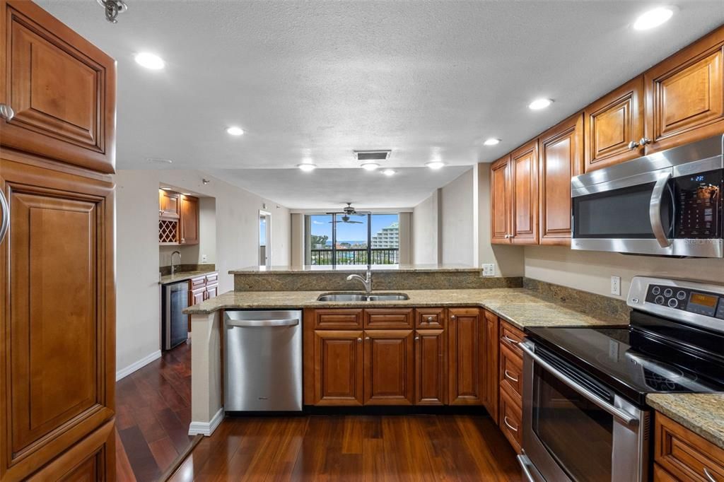 Active With Contract: $299,900 (2 beds, 2 baths, 1225 Square Feet)