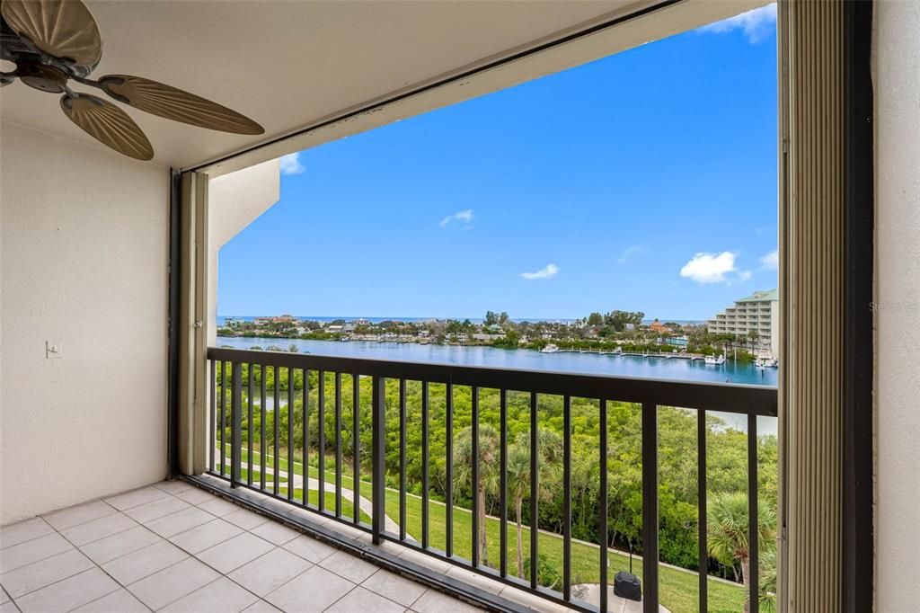 Active With Contract: $299,900 (2 beds, 2 baths, 1225 Square Feet)