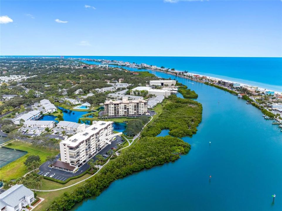 Active With Contract: $299,900 (2 beds, 2 baths, 1225 Square Feet)