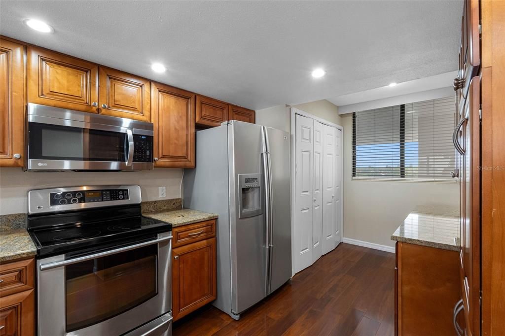 Active With Contract: $299,900 (2 beds, 2 baths, 1225 Square Feet)