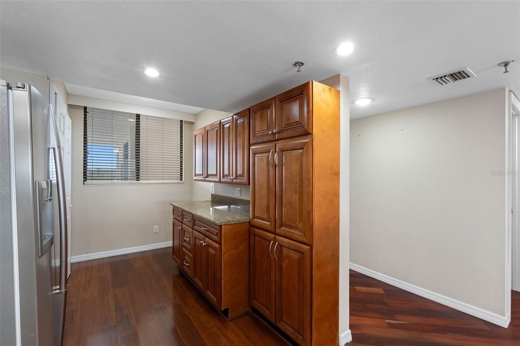 Active With Contract: $299,900 (2 beds, 2 baths, 1225 Square Feet)