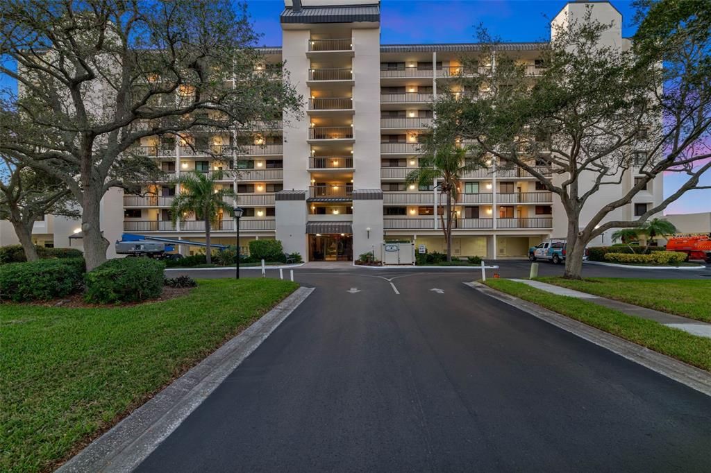 Active With Contract: $299,900 (2 beds, 2 baths, 1225 Square Feet)