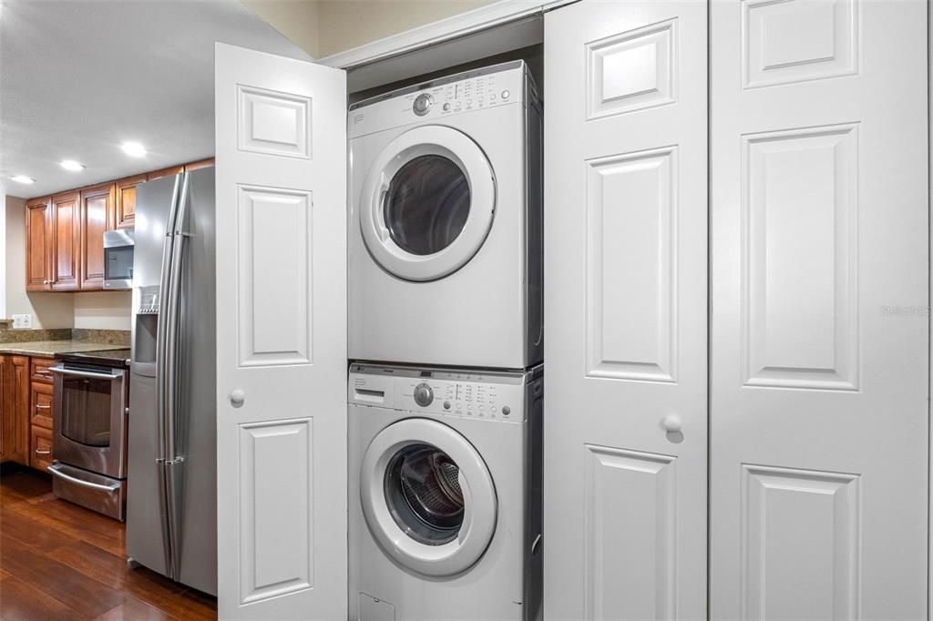 Active With Contract: $299,900 (2 beds, 2 baths, 1225 Square Feet)