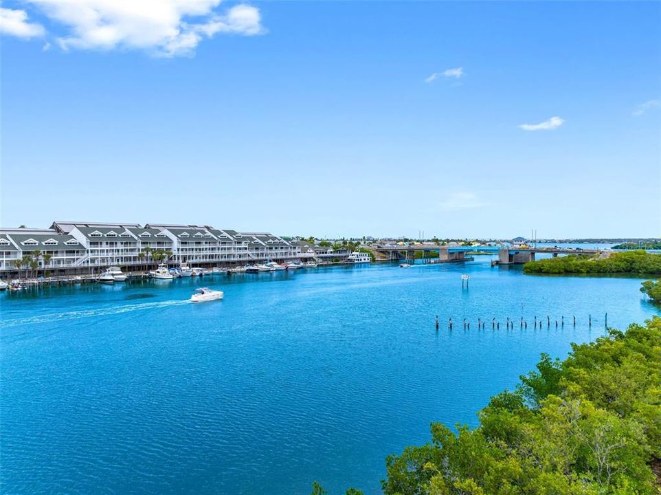 Active With Contract: $299,900 (2 beds, 2 baths, 1225 Square Feet)