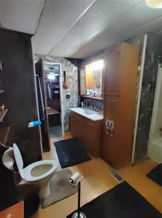 合同活跃: $300,000 (3 贝兹, 2 浴室, 1872 平方英尺)