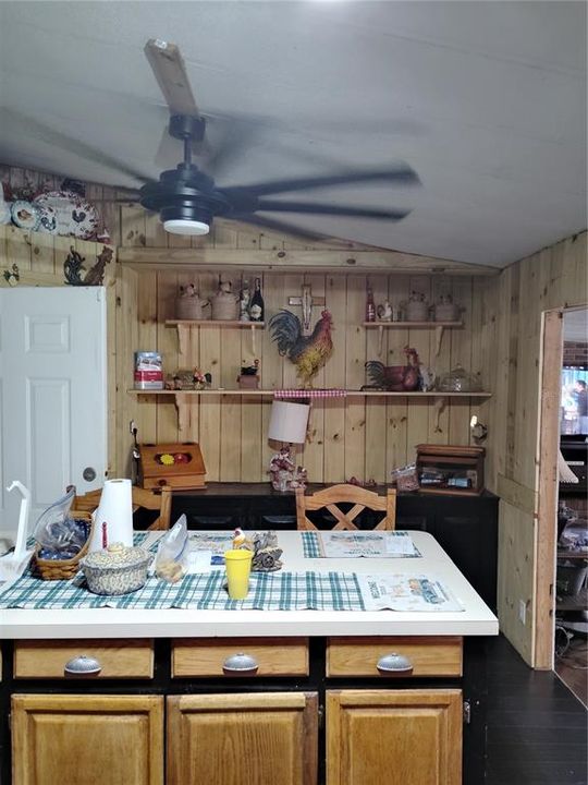 合同活跃: $300,000 (3 贝兹, 2 浴室, 1872 平方英尺)