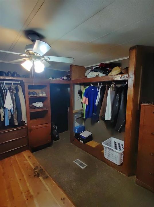 合同活跃: $300,000 (3 贝兹, 2 浴室, 1872 平方英尺)