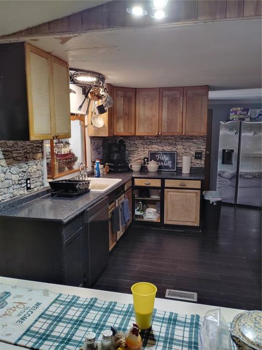 合同活跃: $300,000 (3 贝兹, 2 浴室, 1872 平方英尺)