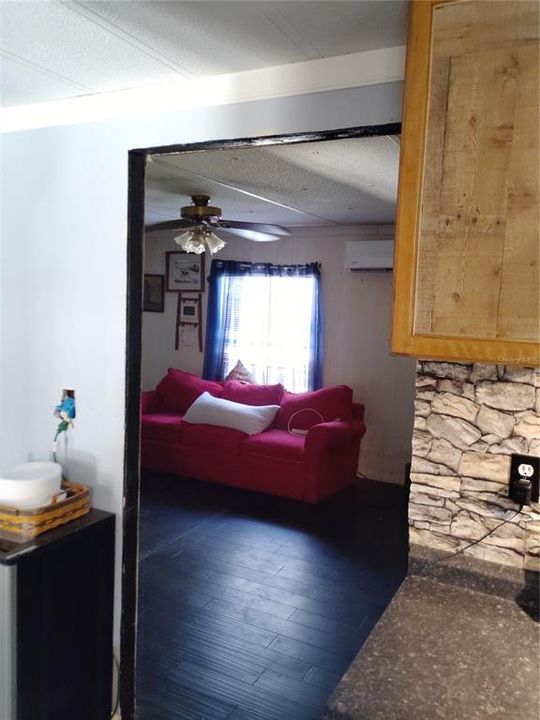 合同活跃: $300,000 (3 贝兹, 2 浴室, 1872 平方英尺)