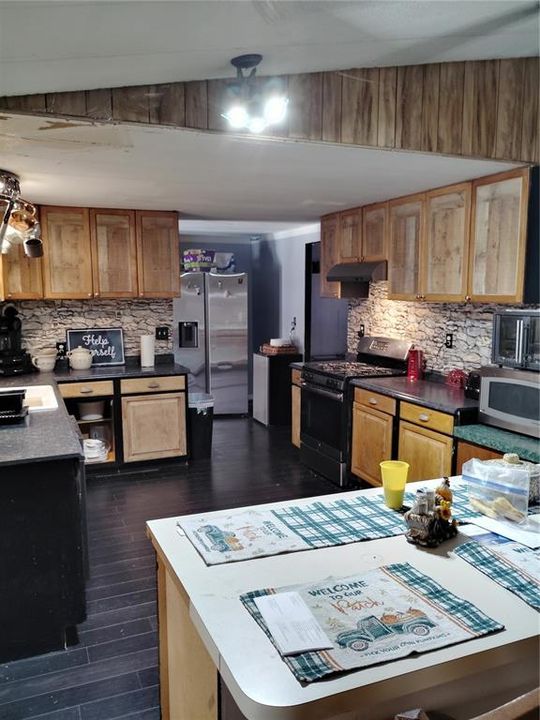 合同活跃: $300,000 (3 贝兹, 2 浴室, 1872 平方英尺)