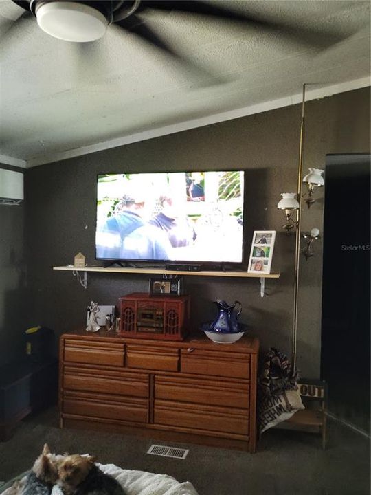 合同活跃: $300,000 (3 贝兹, 2 浴室, 1872 平方英尺)