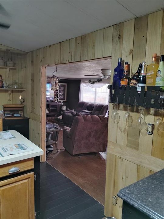 合同活跃: $300,000 (3 贝兹, 2 浴室, 1872 平方英尺)