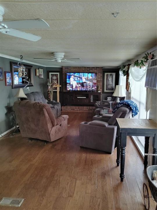 合同活跃: $300,000 (3 贝兹, 2 浴室, 1872 平方英尺)