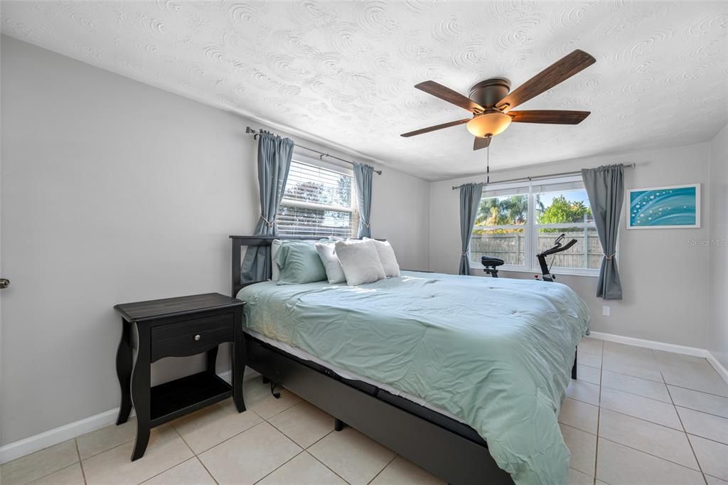 合同活跃: $235,000 (3 贝兹, 2 浴室, 1368 平方英尺)