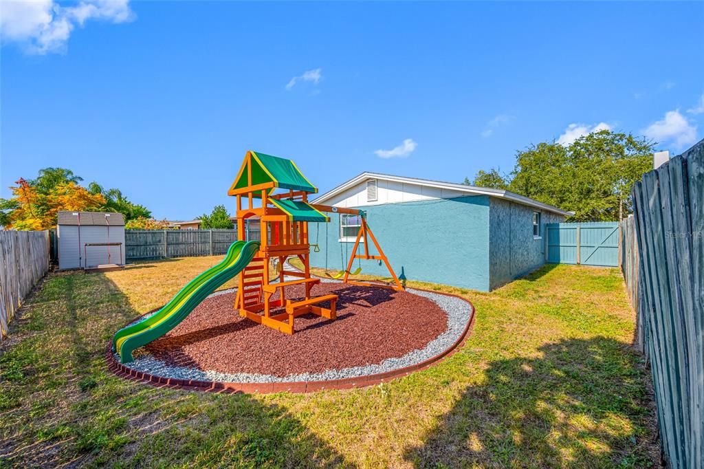 合同活跃: $235,000 (3 贝兹, 2 浴室, 1368 平方英尺)