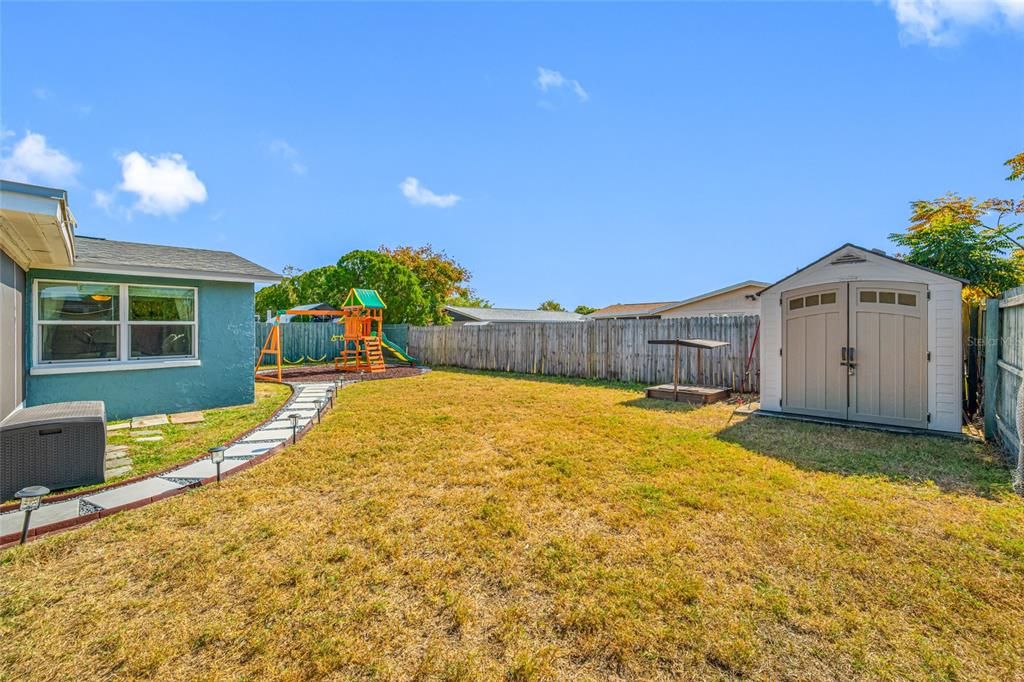 合同活跃: $235,000 (3 贝兹, 2 浴室, 1368 平方英尺)