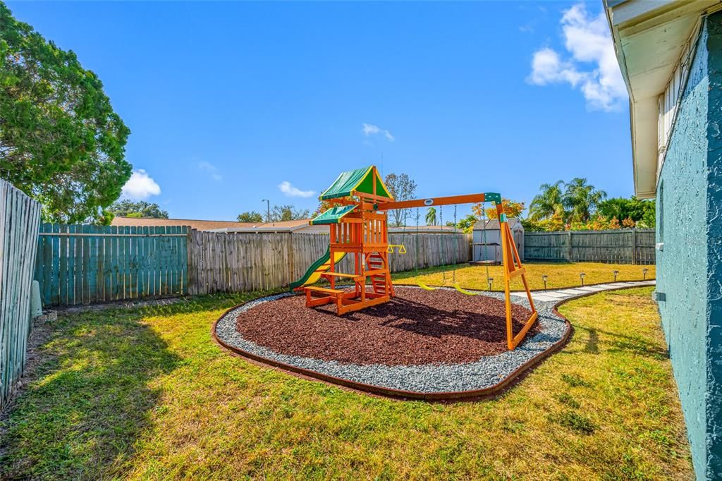 合同活跃: $235,000 (3 贝兹, 2 浴室, 1368 平方英尺)