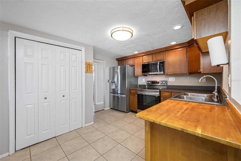 合同活跃: $235,000 (3 贝兹, 2 浴室, 1368 平方英尺)