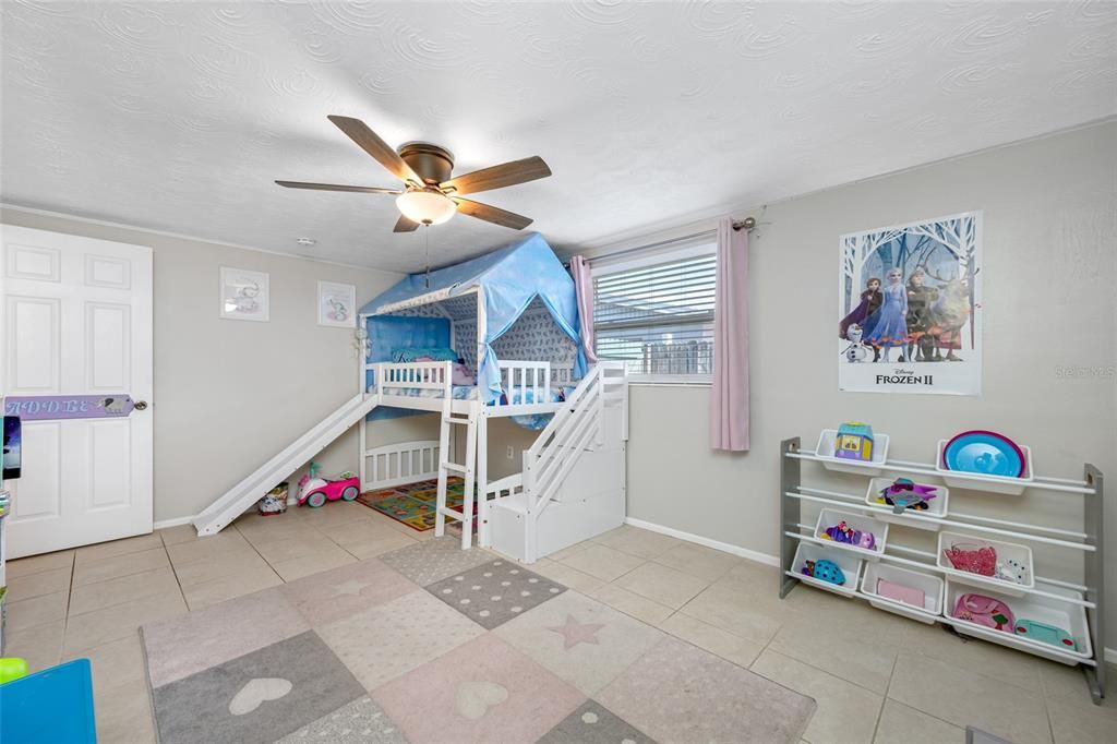 合同活跃: $235,000 (3 贝兹, 2 浴室, 1368 平方英尺)