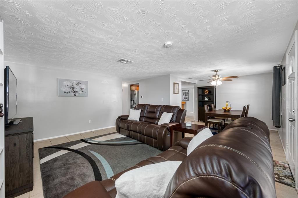 合同活跃: $235,000 (3 贝兹, 2 浴室, 1368 平方英尺)