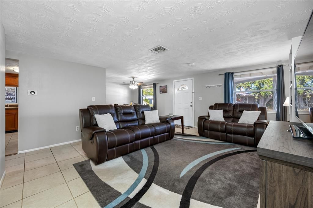 合同活跃: $235,000 (3 贝兹, 2 浴室, 1368 平方英尺)