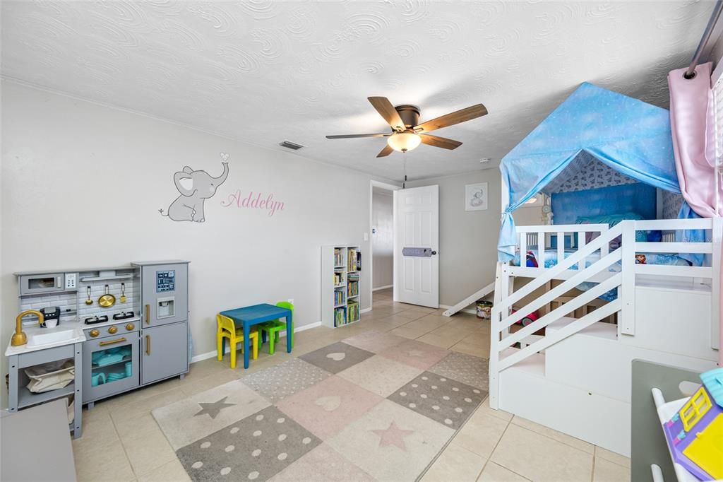 合同活跃: $235,000 (3 贝兹, 2 浴室, 1368 平方英尺)