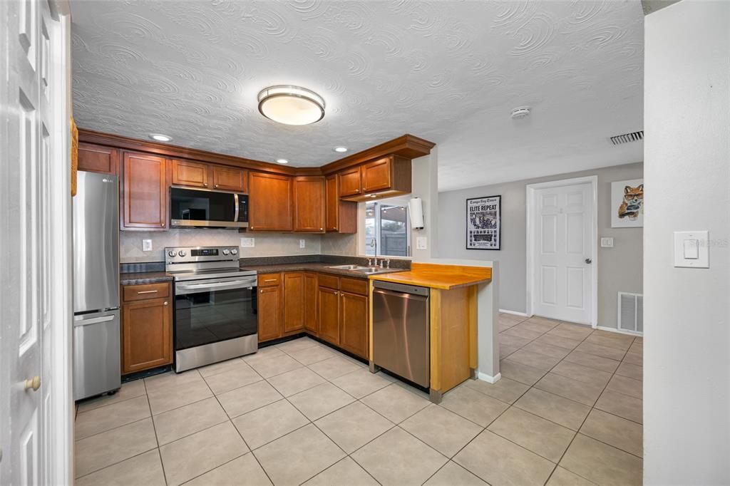 合同活跃: $235,000 (3 贝兹, 2 浴室, 1368 平方英尺)