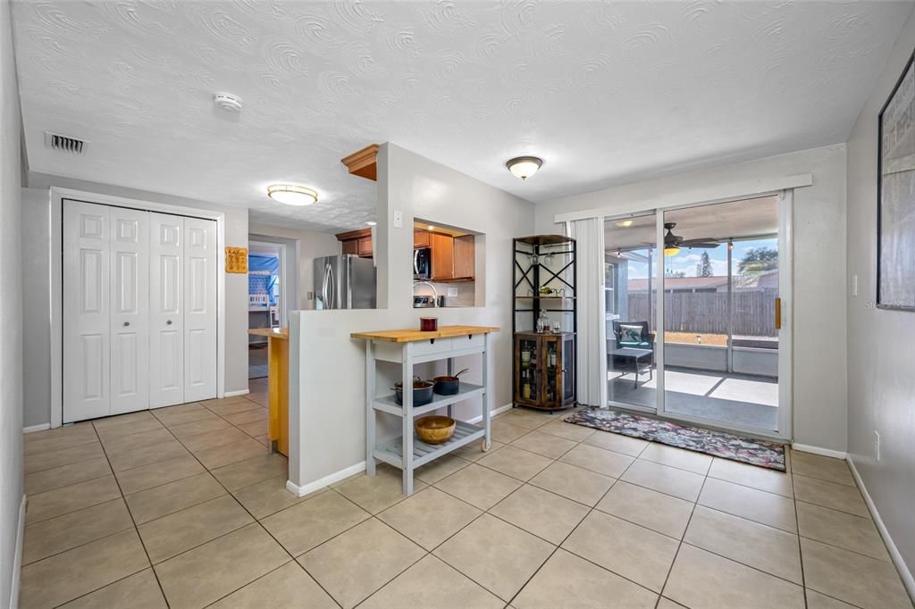 合同活跃: $235,000 (3 贝兹, 2 浴室, 1368 平方英尺)