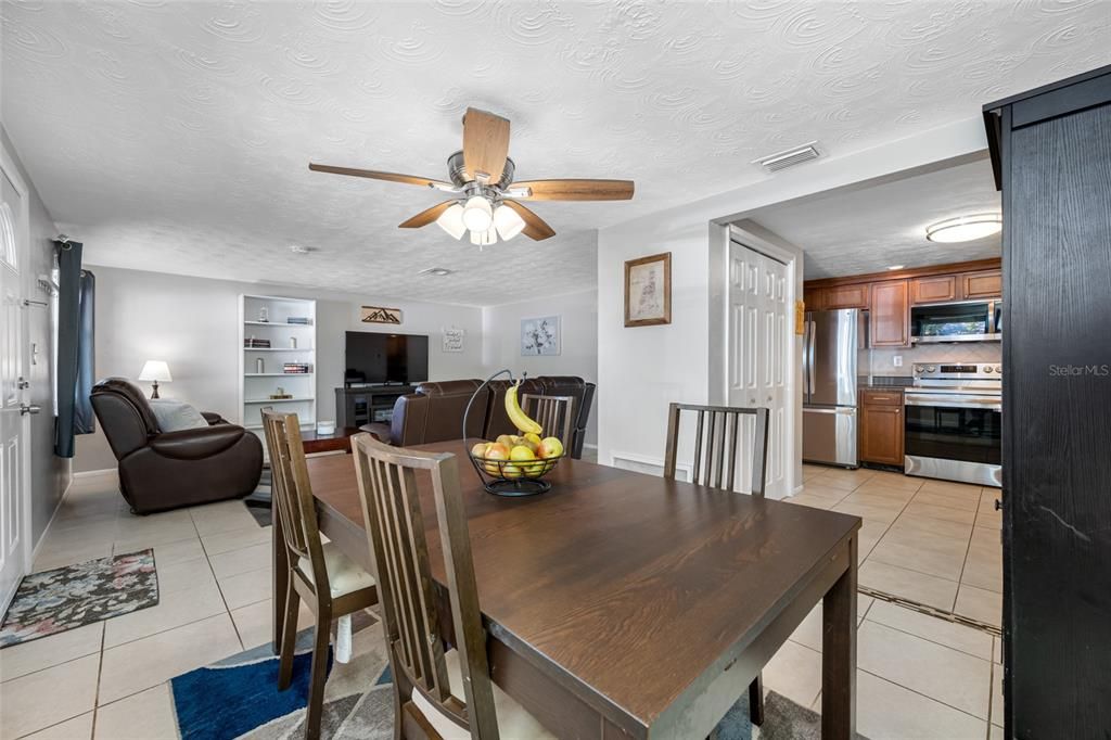 合同活跃: $235,000 (3 贝兹, 2 浴室, 1368 平方英尺)