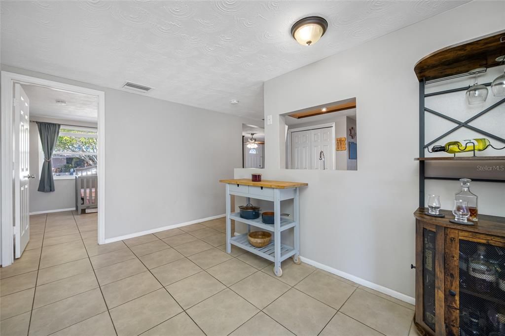 合同活跃: $235,000 (3 贝兹, 2 浴室, 1368 平方英尺)